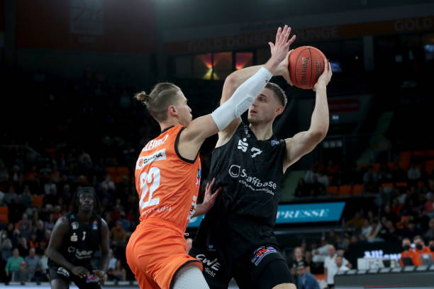 她一直努力 她一直努力